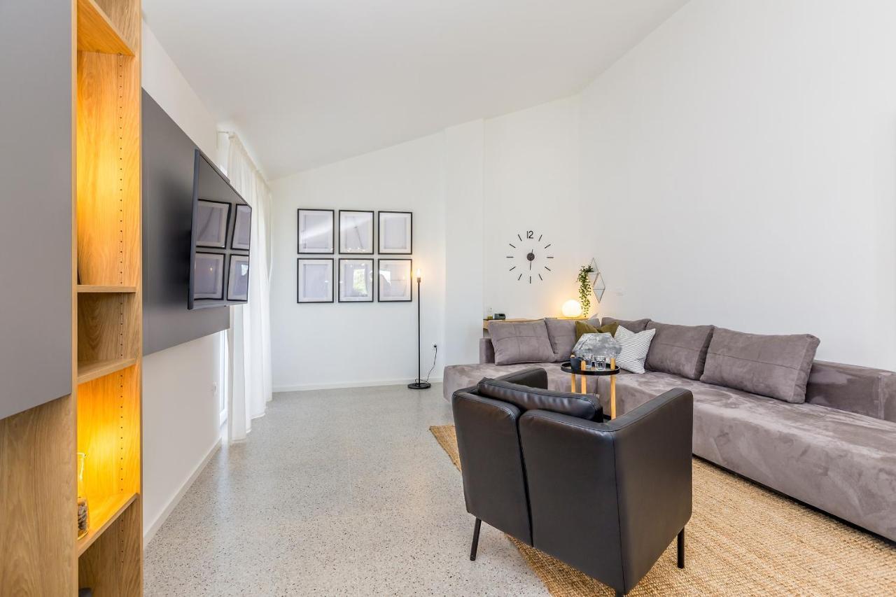 Laurus Apartment